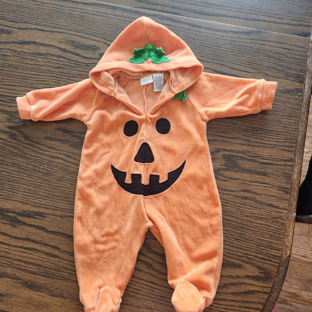 KRU jack-o-lantern costume